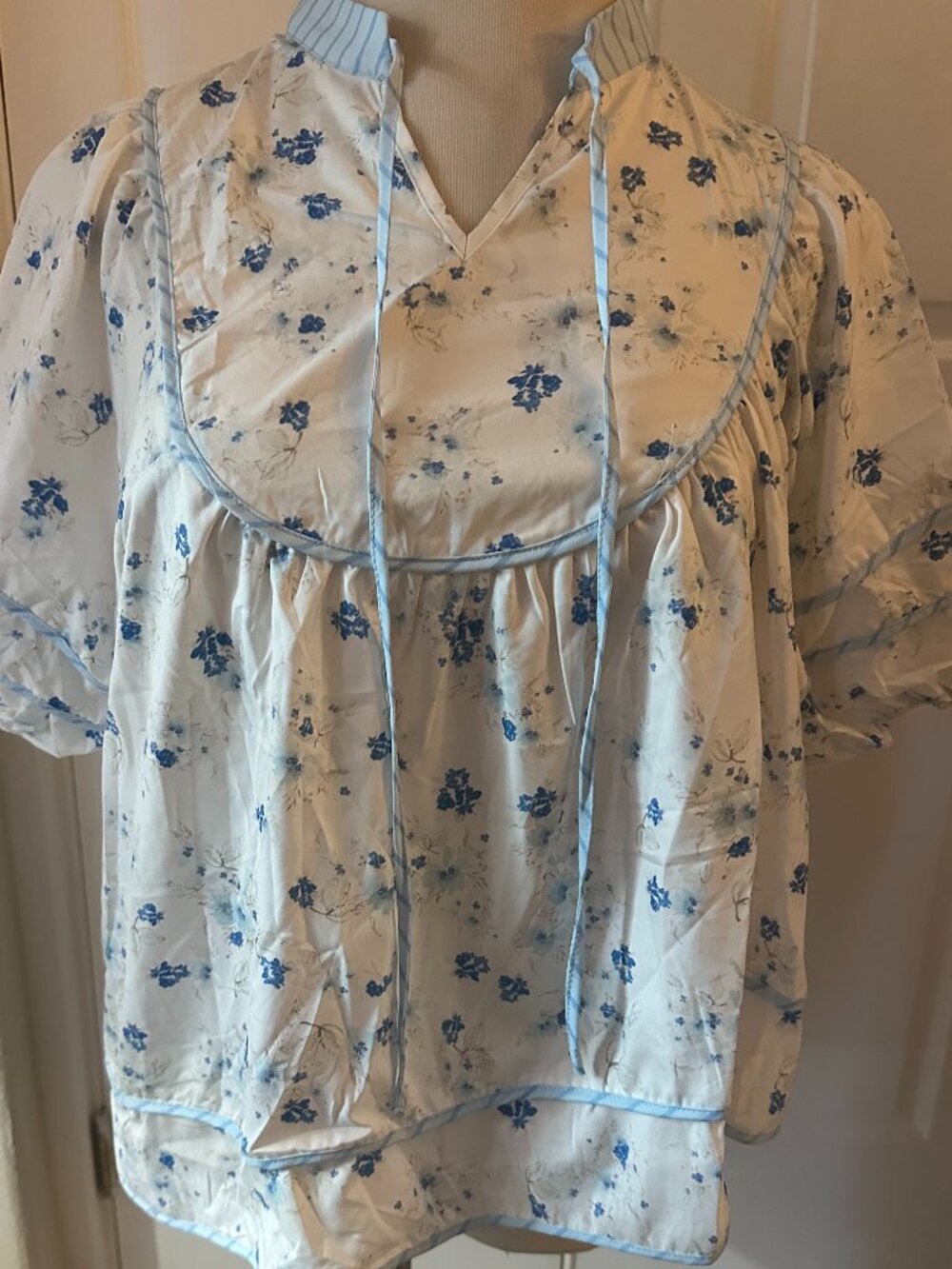 Cicy Bell Blue & White Floral Peasant Blouse Size Large